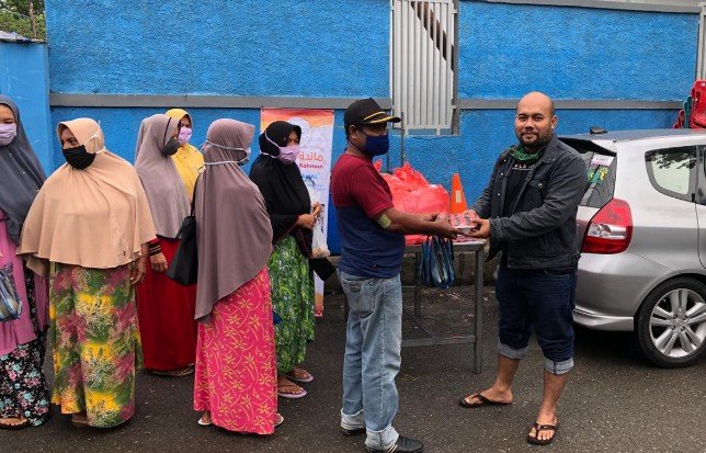IKAT Aceh Bagikan Takjil untuk Keluarga Pasien RS ZA